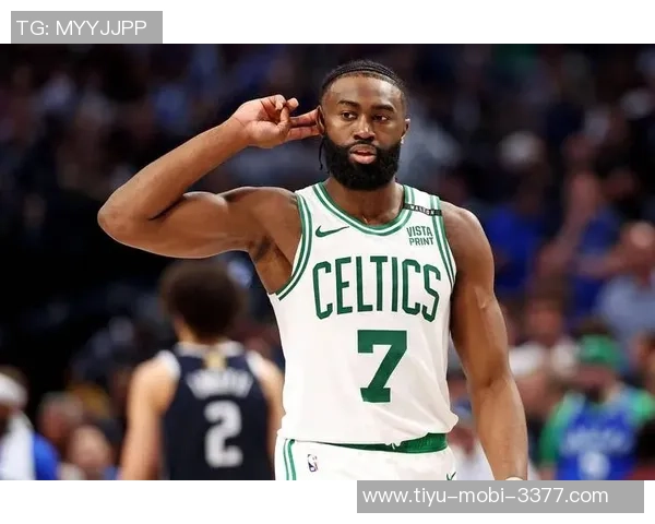 杰伦布朗半场表现全面9分9板6助助力球队攻防两端